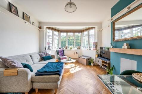 Onslow Gardens, E18