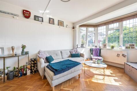 Onslow Gardens, E18