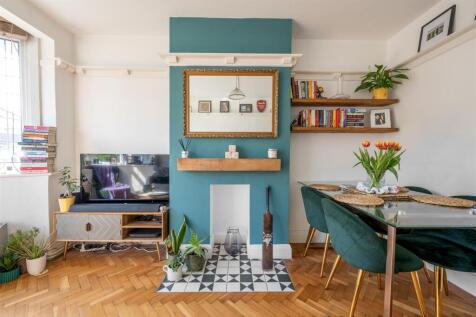 Onslow Gardens, E18