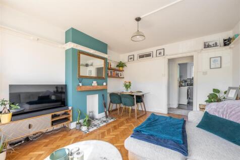 Onslow Gardens, E18