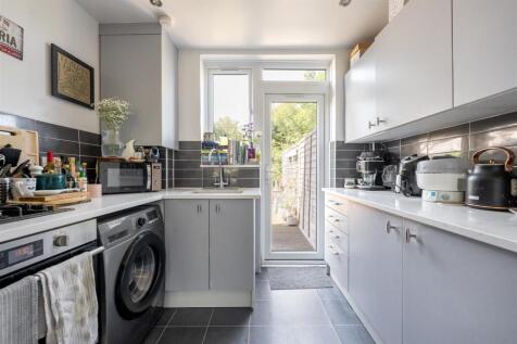 Onslow Gardens, E18
