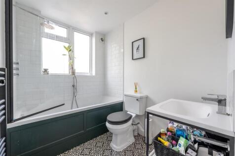 Onslow Gardens, E18