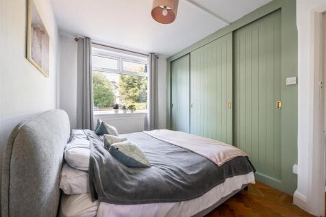 Onslow Gardens, E18
