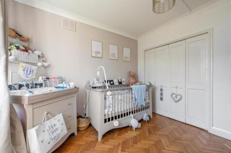Onslow Gardens, E18