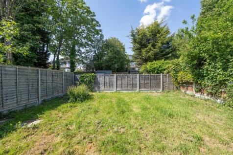 Onslow Gardens, E18