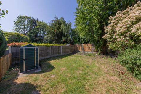 Onslow Gardens, E18