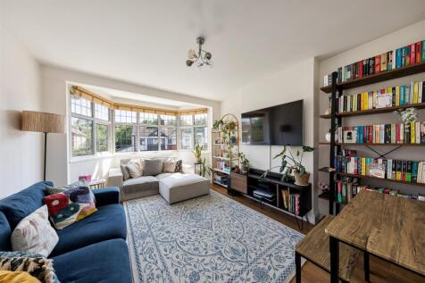 Onslow Gardens, E18