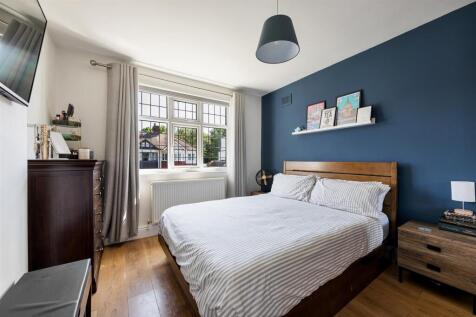 Onslow Gardens, E18