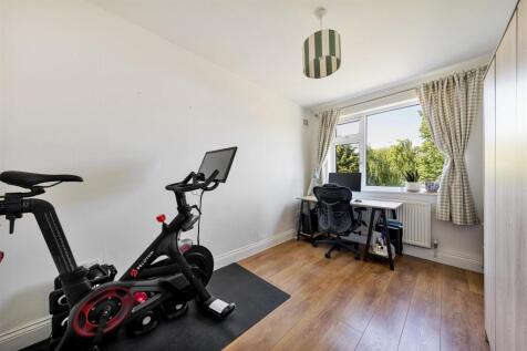 Onslow Gardens, E18