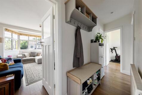 Onslow Gardens, E18