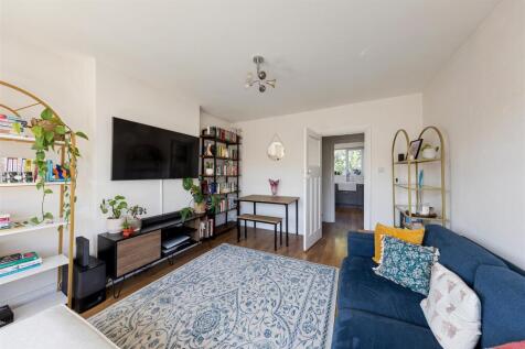 Onslow Gardens, E18