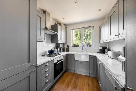 Onslow Gardens, E18