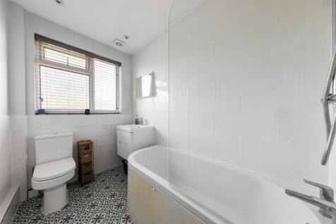 Onslow Gardens, E18
