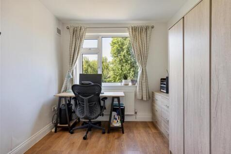 Onslow Gardens, E18