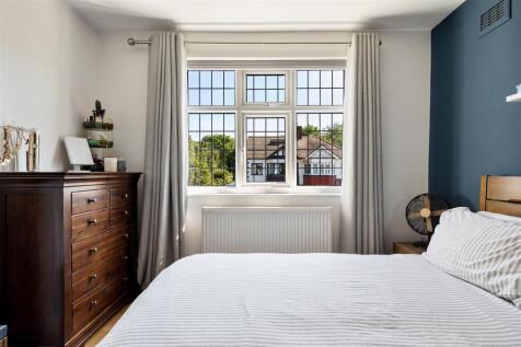 Onslow Gardens, E18