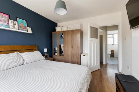Onslow Gardens, E18