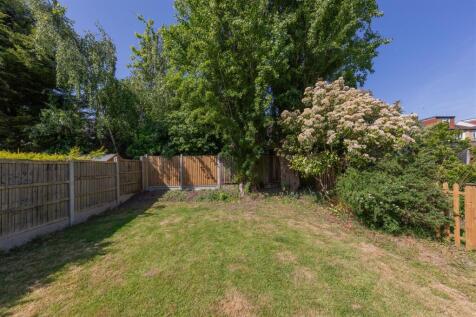 Onslow Gardens, E18