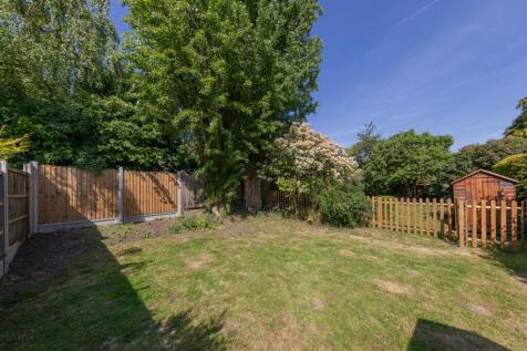 Onslow Gardens, E18