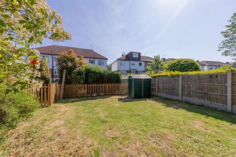 Onslow Gardens, E18