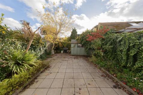 Fullers Road, E18