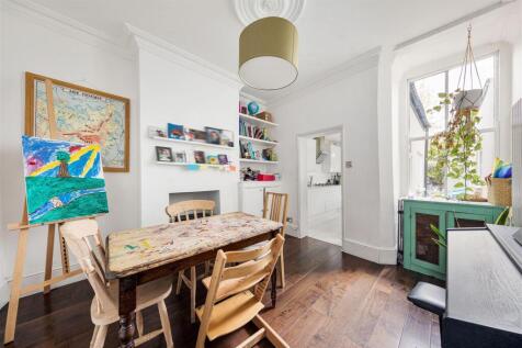 Fullers Road, E18