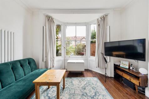 Fullers Road, E18