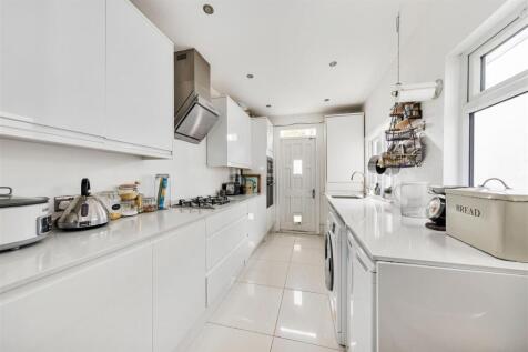 Fullers Road, E18