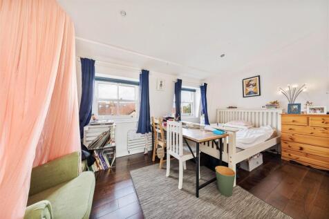 Fullers Road, E18
