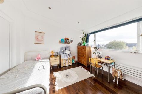 Fullers Road, E18