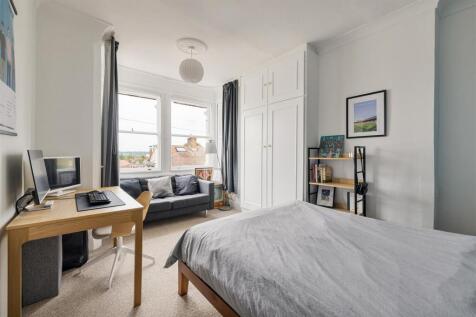St. Albans Crescent, IG8