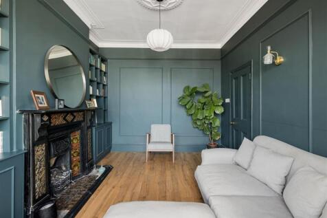 St. Albans Crescent, IG8