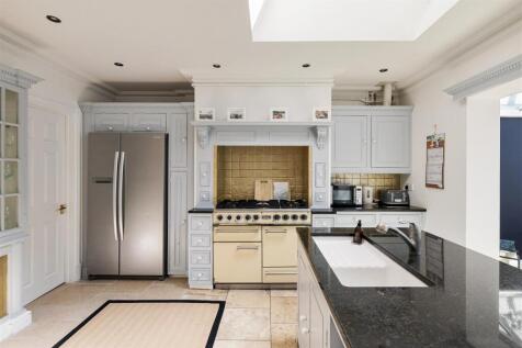 St. Albans Crescent, IG8