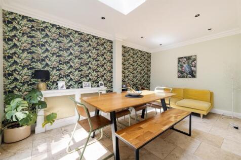 St. Albans Crescent, IG8
