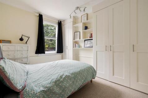 St. Albans Crescent, IG8