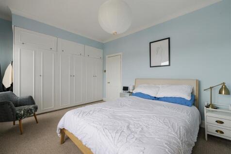 St. Albans Crescent, IG8