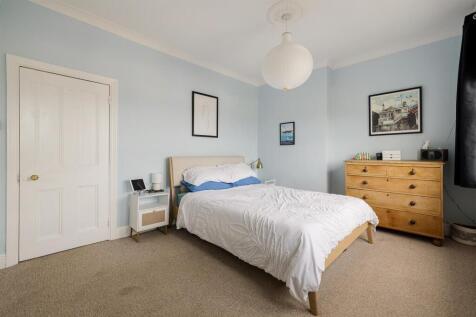 St. Albans Crescent, IG8