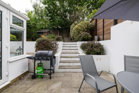 St. Albans Crescent, IG8