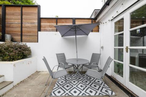 St. Albans Crescent, IG8