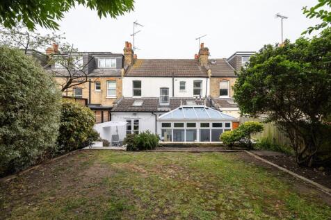 St. Albans Crescent, IG8