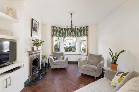 Carnarvon Road, E18