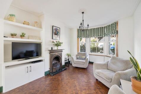 Carnarvon Road, E18