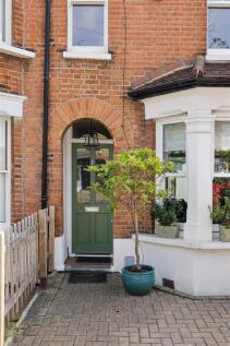 Carnarvon Road, E18