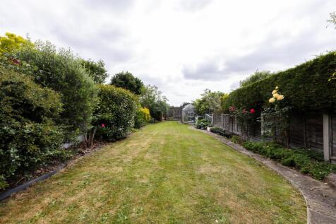 Cheyne Avenue, E18