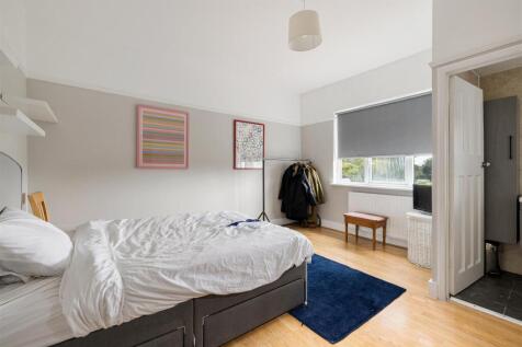Cheyne Avenue, E18