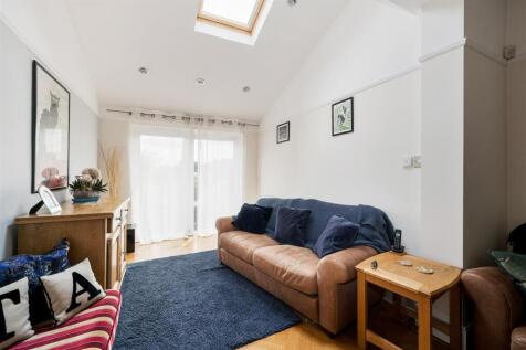 Cheyne Avenue, E18