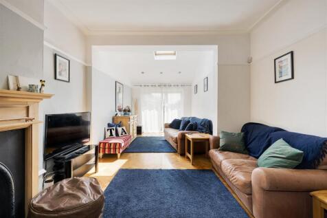 Cheyne Avenue, E18