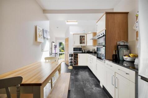 Cheyne Avenue, E18
