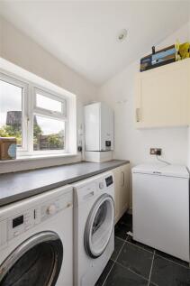 Cheyne Avenue, E18