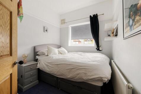 Cheyne Avenue, E18