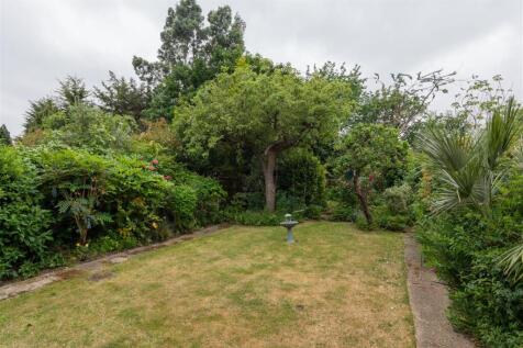 South View Drive, E18